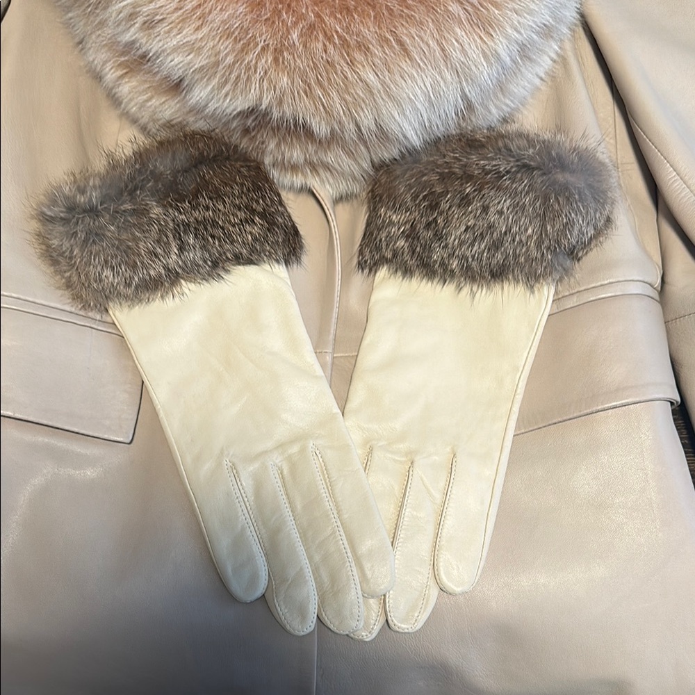 Lord & Taylor Elegant Cream Leather Gloves with Fur Trim Size 8